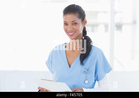 Schöne Arzt lesen von Dateien Stockfoto