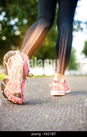 Hervorgehobene Fußknochen Joggen Frau Stockfoto