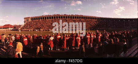 Uniformierten Spieler füllen der Seitenlinie bei einem Harvard University-Fußballspiel in Harvard Stadium, Allston, MA statt. Stockfoto