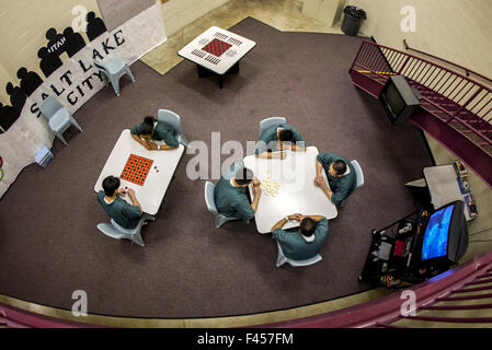 Uniformierte Hispanic teenage Insassen einer Justizanstalt für Orange, CA, spielen Tisch im Kinderzimmer Tag. Stockfoto