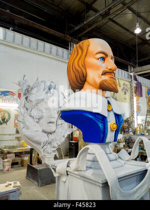 In New Orleans, LA werden phantasievolle Skulpturen im Lager von Karneval-Welt gespeichert wo Fasching Karneval Festwagen gebaut werden. Stockfoto