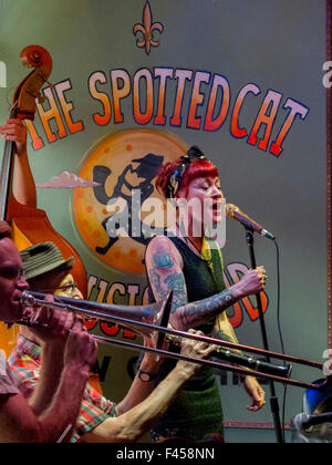 Bei The Spotted Cat, ein jazz-Club auf Frenchmen Street in New Orleans, führt ein tätowierte Frau Sänger mit einer Band. Stockfoto