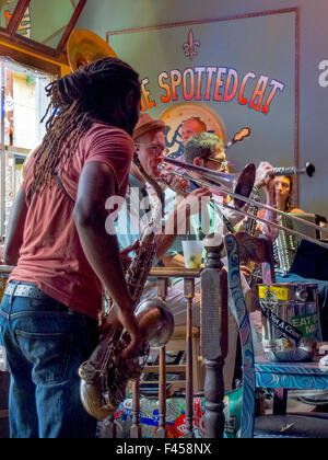 Bei The Spotted Cat, ein jazz-Club auf Frenchmen Street in New Orleans spielt eine afrikanische amerikanische Saxophonist mit einer Band. Hinweis Tipp auf der rechten Seite... Stockfoto