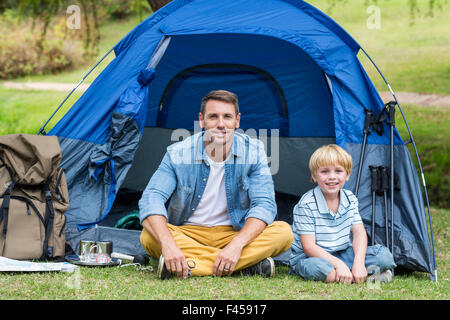 Vater und Sohn Spaß im park Stockfoto