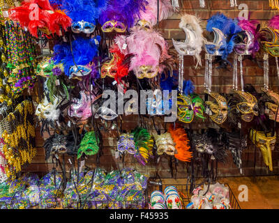 Bunte Karneval Masken mit Federn geschmückt sind auf dem Display in einem New-Orleans-Shop. Stockfoto