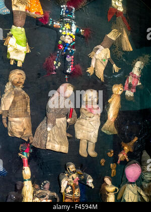 Voodoopuppen geglaubt, um böse Zauberkräfte haben werden im New Orleans Voodoo Museum angezeigt. Beachten Sie die große Vielfalt der Erscheinungen. Stockfoto