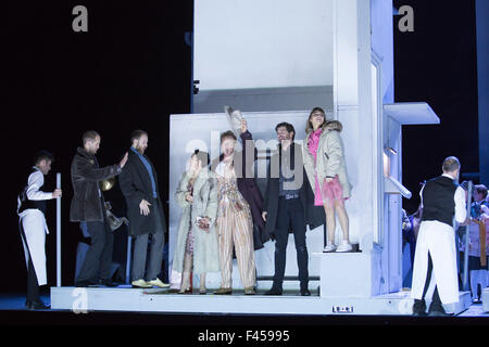 London, UK. 14.10.2015. L-r: Nicholas Meister als Colline, Ashley Reichtum als Schaunard, Rhian Lois als Musetta, Duncan Rock als Marcello, Zach Borichevsky als Rodolfo und Corinne Wintern als Mimi. Generalprobe der Giacomo Puccini Oper La Boheme, Regie: Benedict Andrews im London Coliseum. Unter der Leitung von Xian Zhang. Darsteller: Corinne überwintert als Mimi, Zach Borichevsky als Rodolfo, Duncan Rock als Marcello und Rhian Lois als Musetta. Stockfoto