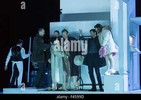 London, UK. 14.10.2015. L-r: Nicholas Meister als Colline, Ashley Reichtum als Schaunard, Rhian Lois als Musetta, Duncan Rock als Marcello, Zach Borichevsky als Rodolfo und Corinne Wintern als Mimi. Generalprobe der Giacomo Puccini Oper La Boheme, Regie: Benedict Andrews im London Coliseum. Unter der Leitung von Xian Zhang. Darsteller: Corinne überwintert als Mimi, Zach Borichevsky als Rodolfo, Duncan Rock als Marcello und Rhian Lois als Musetta. Stockfoto