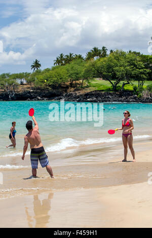 Paar spielen Paddleball, Hapuna Beach, Kohala Coast, Hawaii, USA Stockfoto