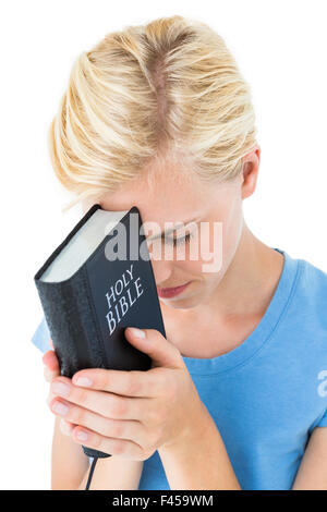 Hübsche blonde Frau Holding Bibel Stockfoto