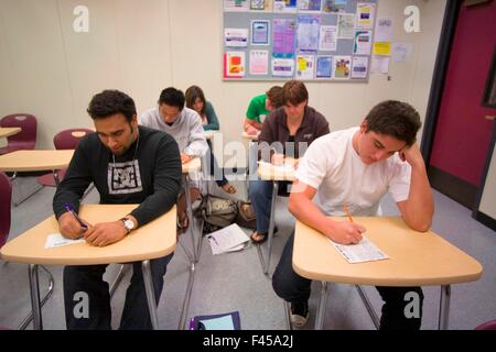 Mit Bleistift Fill Scantron Blättern, nehmen multirassische Southern California Community College-Studenten einen standardisierten Test auf maschinenlesbaren Papierformularen Kennzeichnung Antworten auf Multiple-Choice-Test-Fragen. Optische Markierung Anerkennung und imaging-Scanner sind Stockfoto