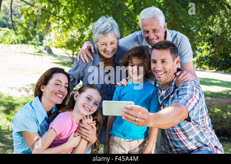 Großfamilie unter einem Selfie im park Stockfoto