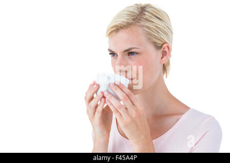 Attraktive blonde Frau heißen Getränk trinken Stockfoto