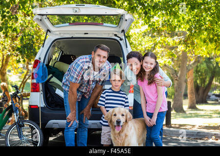 Glückliche Familie, die immer bereit für Roadtrip Stockfoto