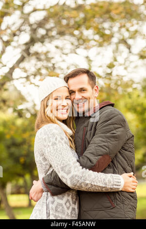 Porträt von lächelnden jungen Paares umarmen Stockfoto
