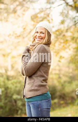 Lächelnde hübsche junge Frau posiert Stockfoto