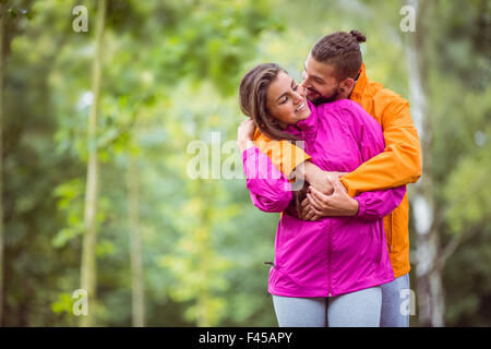 Glückliches Paar umarmt auf Wanderung Stockfoto