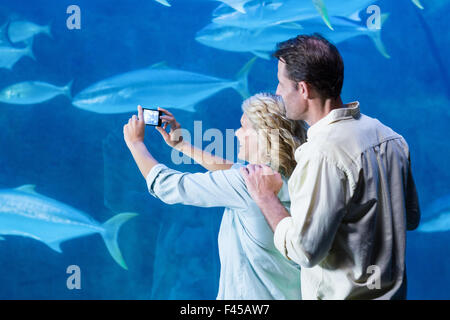 Glückliches Paar fotografieren der Fische Stockfoto