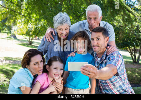 Großfamilie unter einem Selfie im park Stockfoto