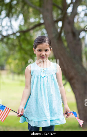 Kleine Mädchen wehenden amerikanischen Flagge Stockfoto