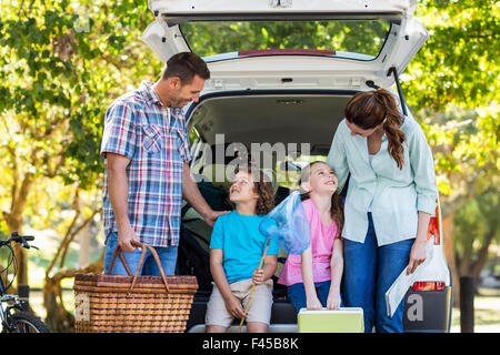 Glückliche Familie, die immer bereit für Roadtrip Stockfoto