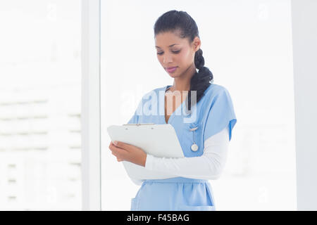 Schöne Arzt lesen von Dateien Stockfoto