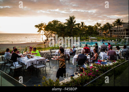 Touristen Essen bei Sonnenuntergang, Coast Grill, Hapuna Beach Prince Hotel & Golfplatz, w Strand & Ozean jenseits Kohala Coast, Hawai ' i USA Stockfoto