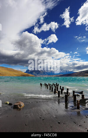 Die Wolken über dem smaragdgrünen See Azul Stockfoto