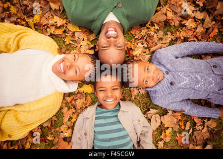 Junge Familie Kopf Kreisen zu tun Stockfoto