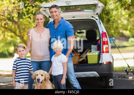 Glückliche Familie mit ihrem Hund im park Stockfoto