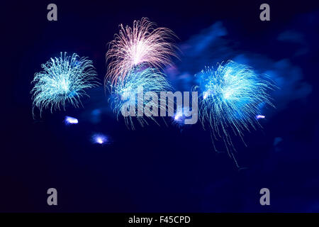 Blaue buntes Feuerwerk Stockfoto