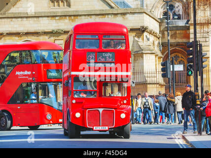 Kultigen roten Doppeldecker-Bus in London Stockfoto