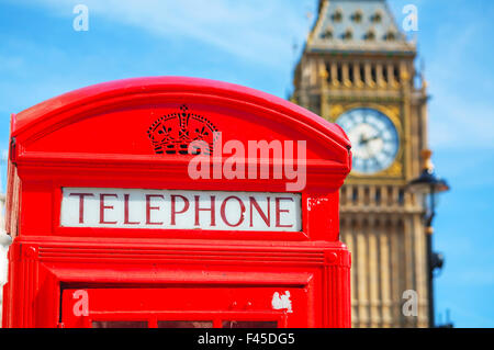 Berühmte rote Telefonzelle in London Stockfoto