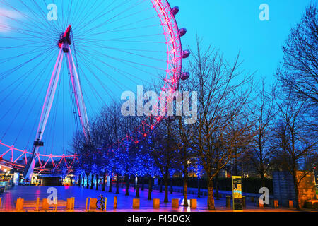 Das London Eye Riesenrad am Abend Stockfoto