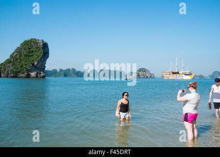 Touristen am Strand von Cang Do Insel, Bai Tu long Bucht in Halong Bucht, Vietnam Stockfoto