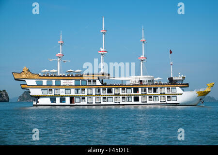 Dragon Legend 1 Kreuzfahrtschiff von IndoChina Junk im nordöstlichen Vietnam, Halong-Bucht, Bai Tu Long Bay, Cong betrieben. Stockfoto