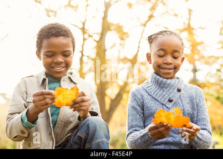 Porträt von Kleinkindern hält Blätter Stockfoto