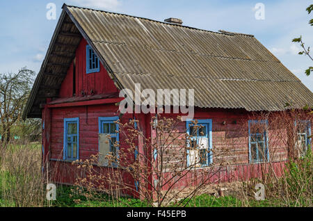 Dorf Frühling Landschaft - rot-Blockhaus. Stockfoto