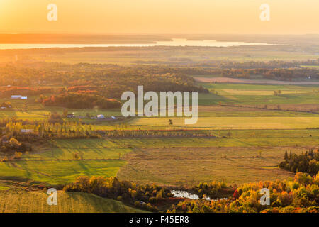 Panoramablick über Eardley Escarpment von Champlain Lookout in der Gatineau Park, Quebec, Kanada Stockfoto