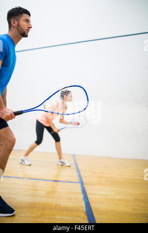 Eine Frau über den ball Stockfoto
