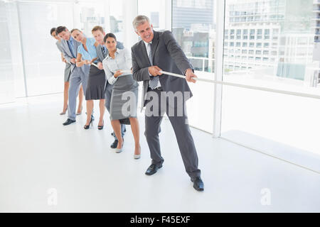 Business-Team zieht das Seil Stockfoto