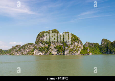 alten Kalkstein Inseln in Bai Tu long Bucht, Teil der Halong-Bucht eine UNESCO Welt Kulturerbe Website, Vietnam, Asien Stockfoto