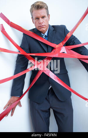 Geschäftsmann von Bürokratie gefangen Stockfoto