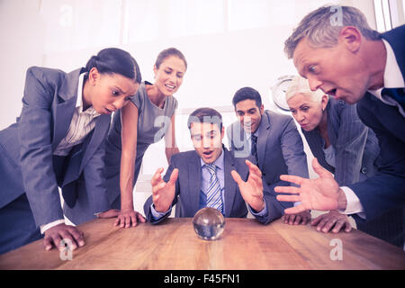 Gruppe der Geschäftsmann die Zukunft vorhersagen Stockfoto