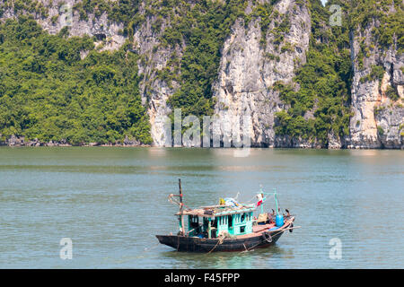 alten Kalkstein Inseln in Bai Tu long Bucht, Teil der Halong-Bucht eine UNESCO Welt Kulturerbe Website, Vietnam, Asien Stockfoto