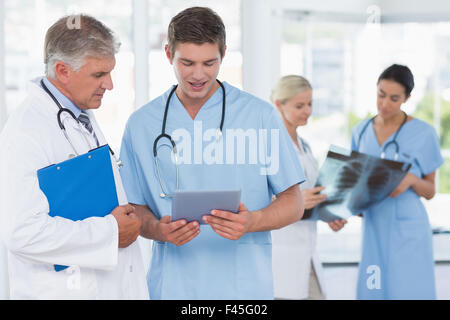 Lächelnde Ärzteteam diskutieren Stockfoto
