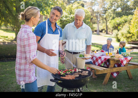 Glücklicher Mann Grill für seine Familie zu tun Stockfoto