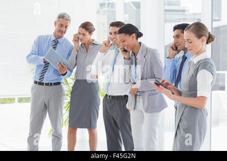 Geschäftsleute, die mit ihrem Handy Stockfoto