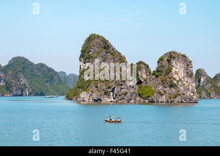 alten Kalkstein Inseln in Bai Tu long Bucht, Teil der Halong-Bucht eine UNESCO Welt Kulturerbe Website, Vietnam, Asien Stockfoto