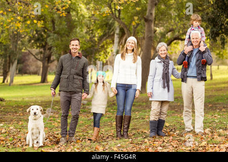 Großfamilie posiert mit warmer Kleidung Stockfoto